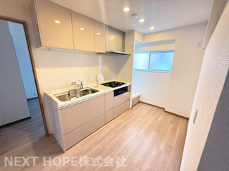 【キッチン】 | 東難波住宅１号棟 | 新品のシステムキッチンです♪収納力もございます！！令和７年９月室内リフォーム済み！御待たせ無しで即ご入居していただけます！！