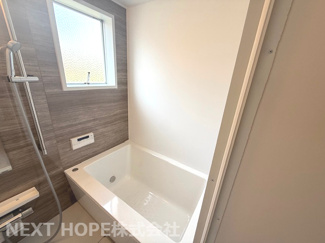 【浴室】 | 東難波住宅１号棟 | 新品の浴室ユニットバスです♪一日の疲れを癒してくれます！！窓も有り、換気も十分に行えますね(^^)