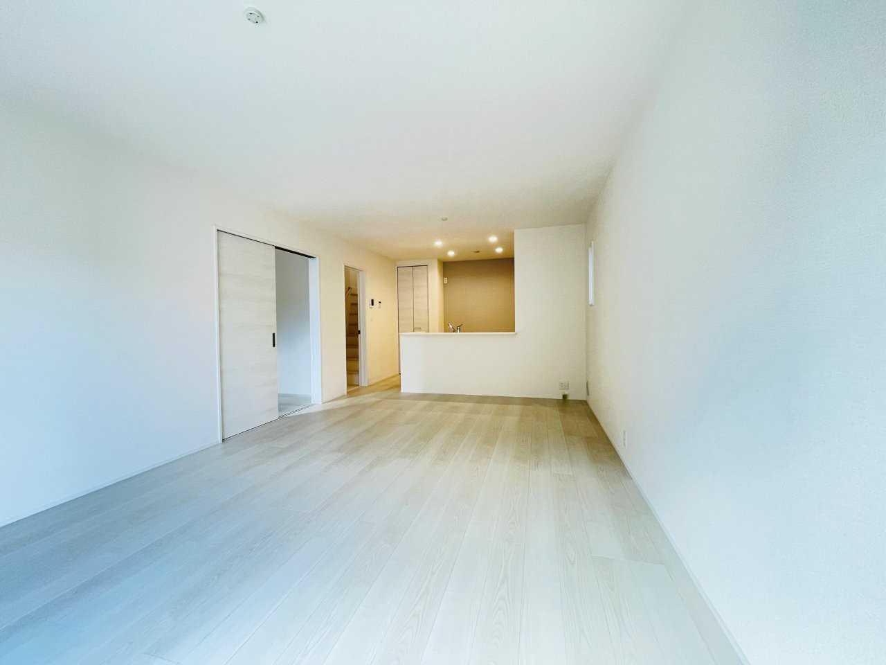 岡崎第255下和田町　新築分譲住宅　全3棟　2号棟の居間・リビング|どこにいても家族の顔が見える、明るく開放的なLDK。