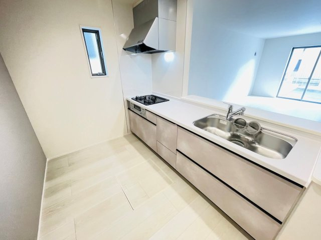 岡崎第255下和田町　新築分譲住宅　全3棟　2号棟のキッチン|広いシステムキッチンでお子様と一緒にお料理もできます。