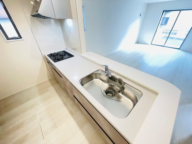 岡崎第255下和田町　新築分譲住宅　全3棟　2号棟のキッチン|浄水器一体型水栓です。