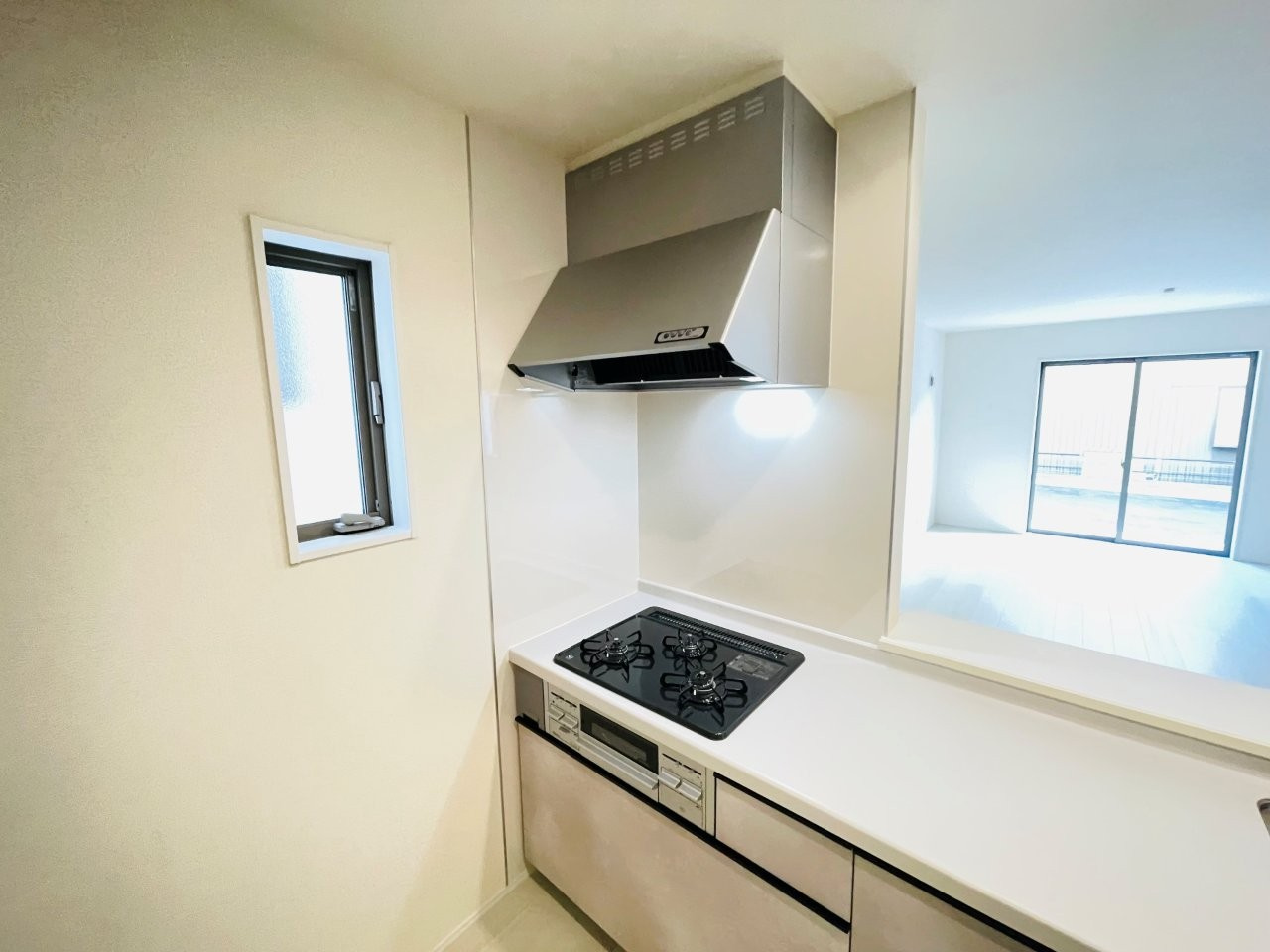 岡崎第255下和田町　新築分譲住宅　全3棟　2号棟のキッチン|便利な3口コンロ。