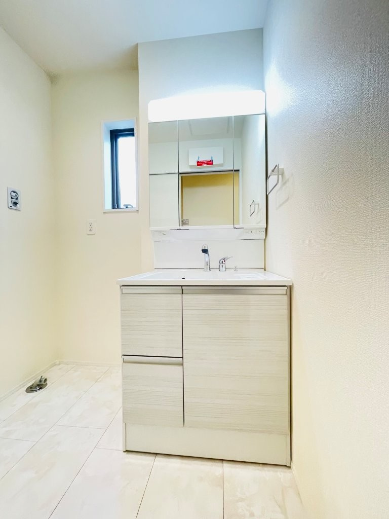 岡崎第255下和田町　新築分譲住宅　全3棟　2号棟の独立洗面台|三面鏡仕様の洗面台！鏡の裏は収納になっています♪