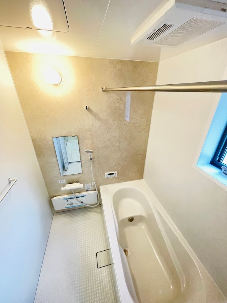 岡崎第255下和田町　新築分譲住宅　全3棟　2号棟の浴室|１坪タイプのユニットバス！浴槽は断熱材入りでお湯が冷めにくいです♪浴室乾燥機で梅雨の時期は洗濯物を乾かせます！