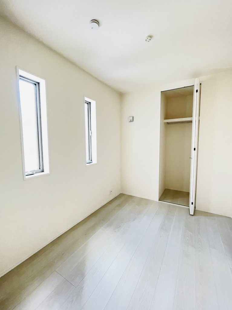 岡崎第255下和田町　新築分譲住宅　全3棟　2号棟の洋室|リビングに隣接した居室は、家事スペースやキッズスペースとしても活躍します！収納も完備。