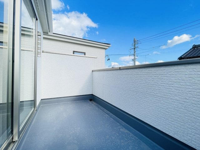 岡崎第255下和田町　新築分譲住宅　全3棟　2号棟のバルコニー|お陽さまの光とさわやかな風をたっぷりとりこめます。室内はいつも明るい印象なので気持ちの良い朝を迎えられます