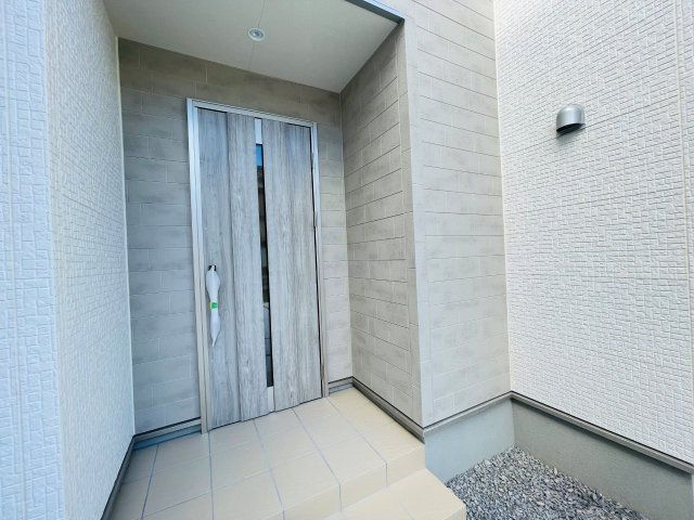 岡崎第255下和田町　新築分譲住宅　全3棟　2号棟の玄関|玄関ポーチがあるので、雨の日でも濡れることがなくドアの開け閉めができます。