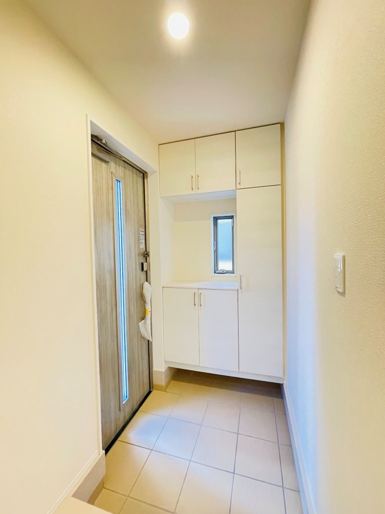 岡崎第255下和田町　新築分譲住宅　全3棟　2号棟の玄関|大容量のシューズボックス付きで玄関が靴で散らかりません。