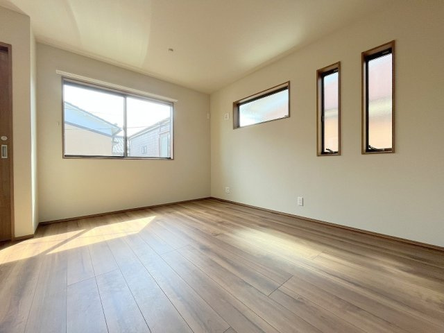 八潮市古新田　新築戸建　全1棟の居間・リビング|窓が多く明るく開放的なリビングです