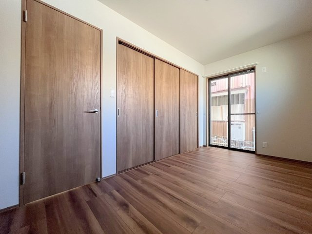 八潮市古新田　新築戸建　全1棟の洋室|隣の洋室との扉を開いて広々とした一部屋としても利用可能です