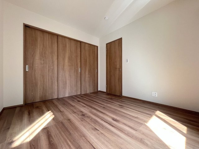 八潮市古新田　新築戸建　全1棟の寝室|隣の洋室との扉を開いて広々とした一部屋としても利用可能です
