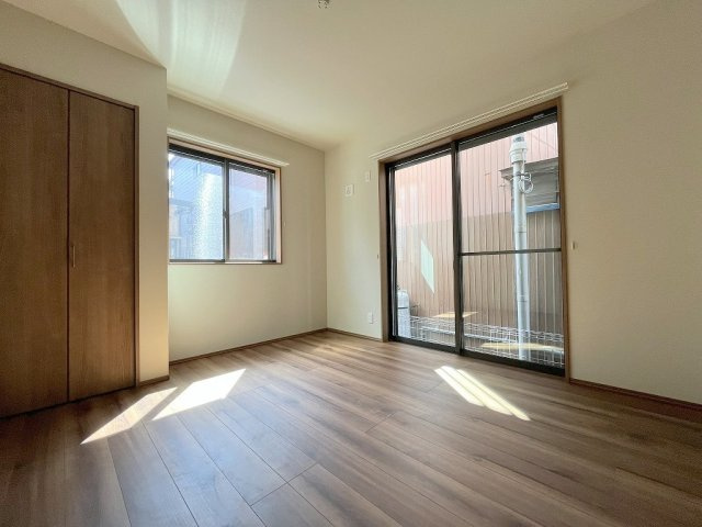 八潮市古新田　新築戸建　全1棟の洋室|2面採光の明るい洋室5.9帖