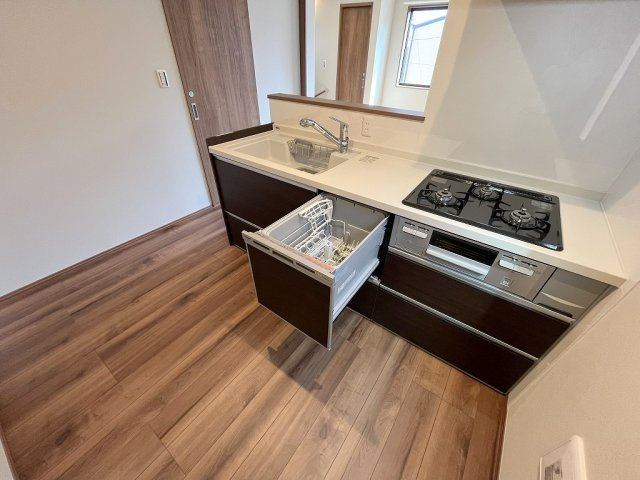 八潮市古新田　新築戸建　全1棟のキッチン|家事の時短につながる食洗機完備