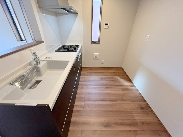 八潮市古新田　新築戸建　全1棟のキッチン|二人並んでもゆとりのある広々としたキッチンです