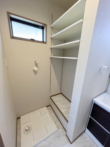 八潮市古新田　新築戸建　全1棟のランドリースペース|タオルや洗剤置きに便利な収納棚付き
