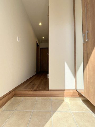 八潮市古新田　新築戸建　全1棟の玄関|玄関から見た室内写真です