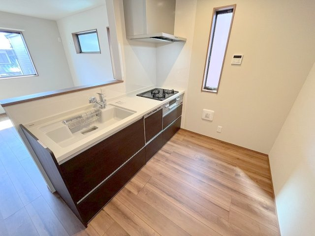 八潮市古新田　新築戸建　全1棟のキッチン|食洗機完備のシステムキッチンでお料理も楽しめます