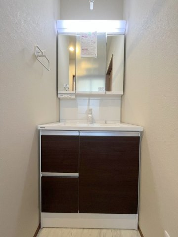 八潮市古新田　新築戸建　全1棟の独立洗面台|三面鏡付きシャワードレッサーで朝の準備も快適