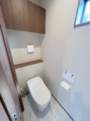 八潮市古新田　新築戸建　全1棟のトイレ|収納付きの2階トイレです