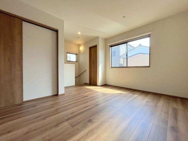 八潮市古新田　新築戸建　全1棟の居間・リビング|家族団らんで過ごすリビングは11.7帖の広さを確保