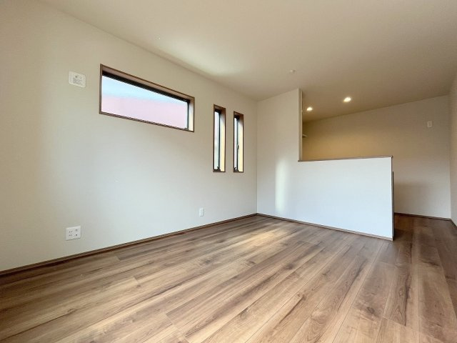 八潮市古新田　新築戸建　全1棟の居間・リビング|窓が多く明るく開放的なリビングです