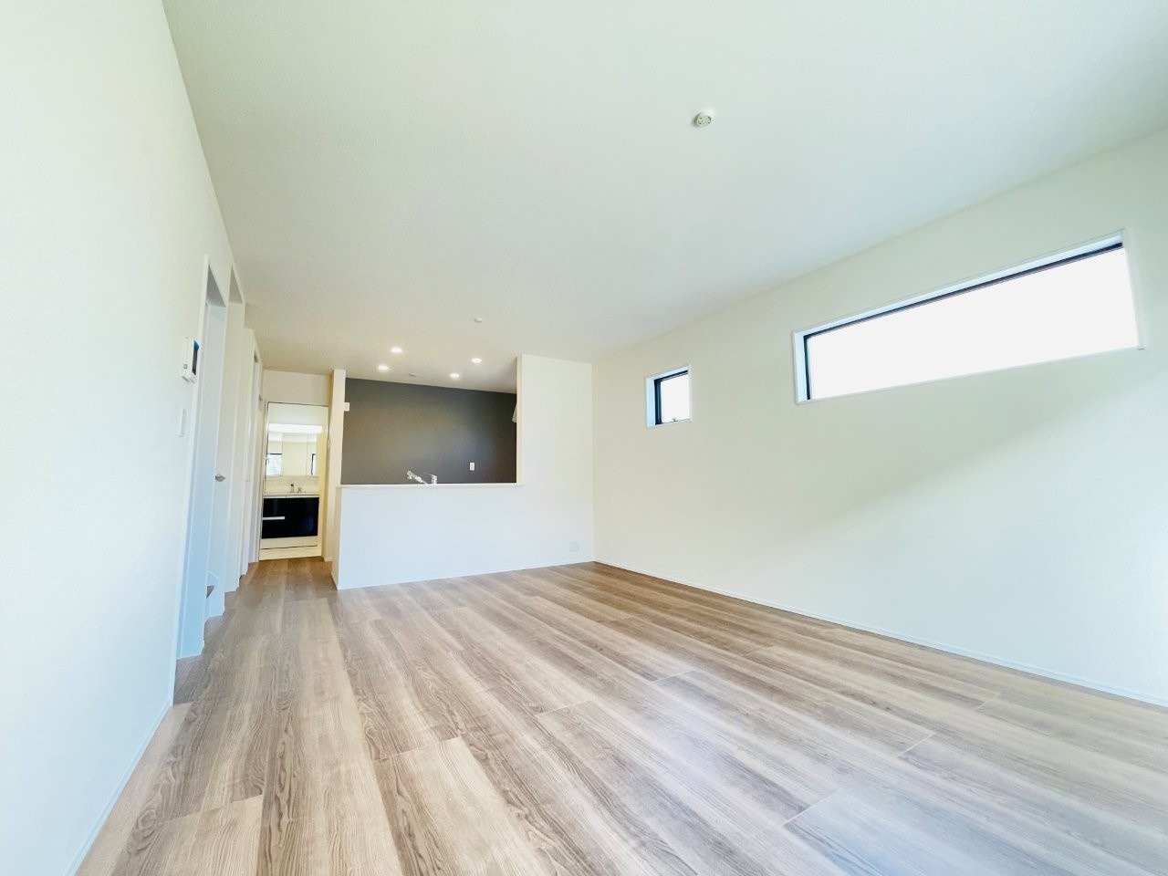 岡崎第255下和田町　新築分譲住宅　全3棟　3号棟の居間・リビング|どこにいても家族の顔が見える、明るく開放的なLDK。