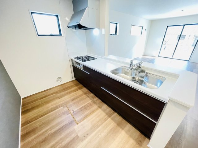 岡崎第255下和田町　新築分譲住宅　全3棟　3号棟のキッチン|広いシステムキッチンでお子様と一緒にお料理もできます。