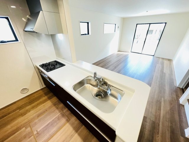 岡崎第255下和田町　新築分譲住宅　全3棟　3号棟のキッチン|浄水器一体型水栓です。