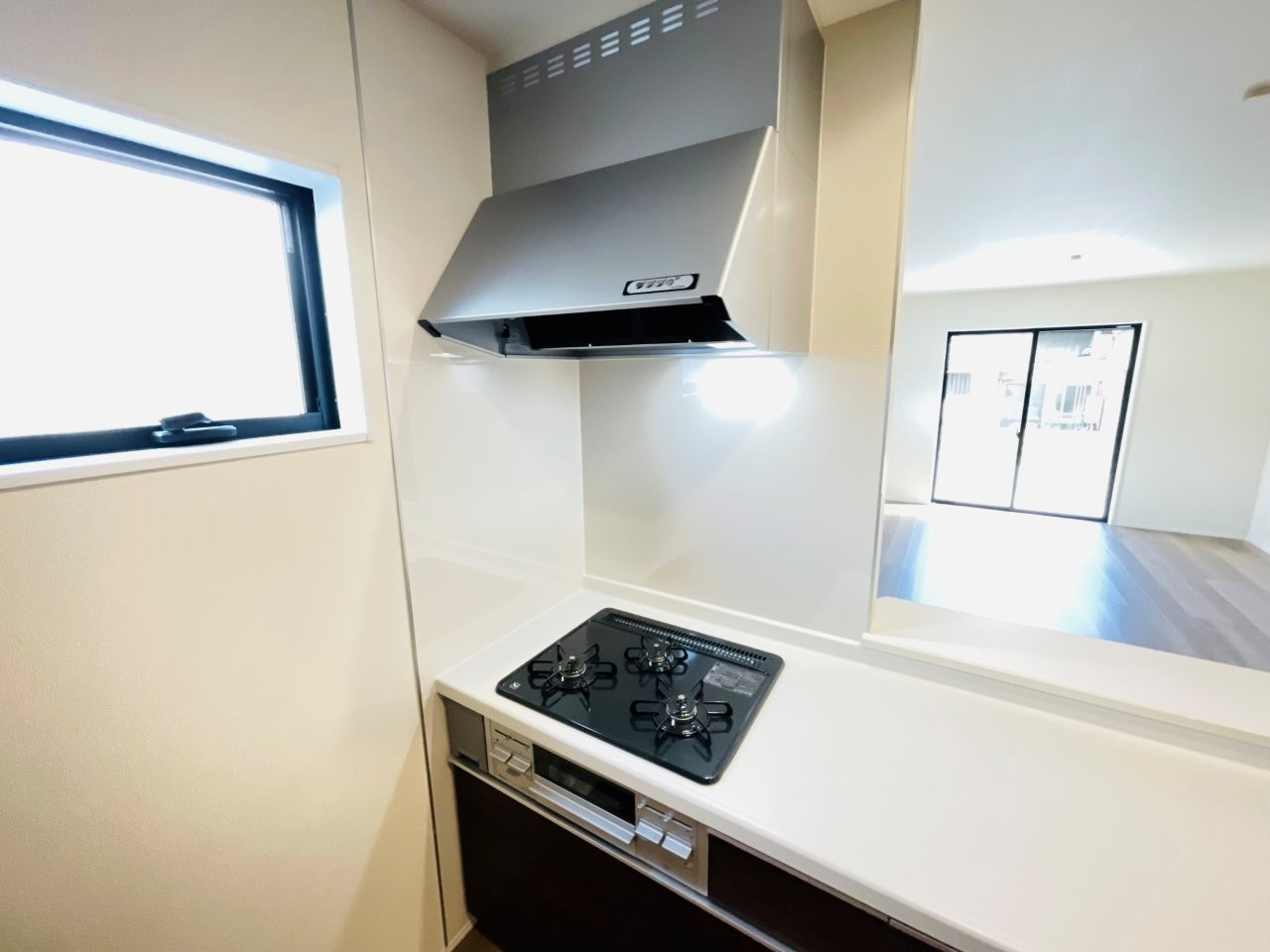 岡崎第255下和田町　新築分譲住宅　全3棟　3号棟のキッチン|便利な3口コンロ。