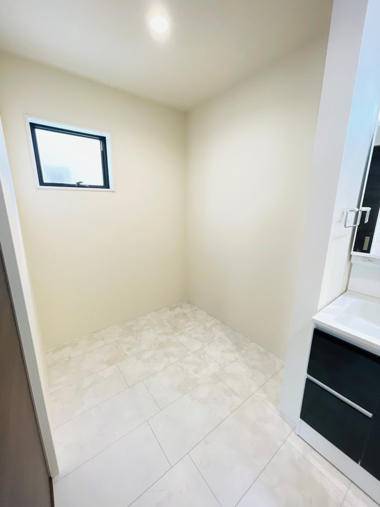 岡崎第255下和田町　新築分譲住宅　全3棟　3号棟のランドリースペース|洗面所にはランドリースペースがあるので、洗濯周りの作業を効率よく行えます♪