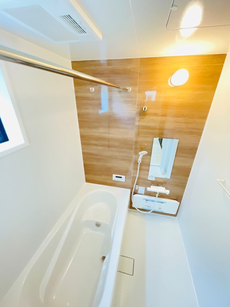 岡崎第255下和田町　新築分譲住宅　全3棟　3号棟の浴室|１坪タイプのユニットバス！浴槽は断熱材入りでお湯が冷めにくいです♪浴室乾燥機で梅雨の時期は洗濯物を乾かせます！