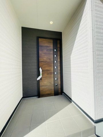 岡崎第255下和田町　新築分譲住宅　全3棟　3号棟の玄関|玄関ポーチがあるので、雨の日でも濡れることがなくドアの開け閉めができます。