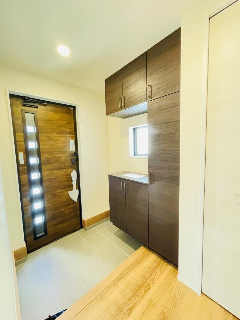 岡崎第255下和田町　新築分譲住宅　全3棟　3号棟の玄関|大容量のシューズボックス付きで玄関が靴で散らかりません。