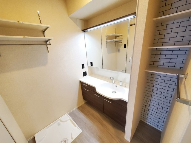 ゆずり葉の洗面所|大きな鏡とカウンターの洗面台☆