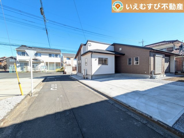 BLOOMING GARDEN　熊谷市新堀の前面道路含む現地写真|充分な広さの4ｍ前面道路
間口が広くお車の出し入れも問題なく行えるスペースが確保されています♪