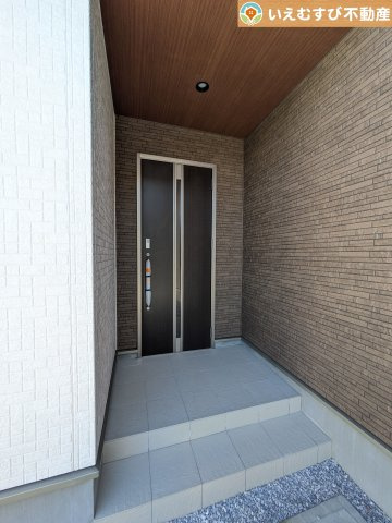 BLOOMING GARDEN　熊谷市新堀のエントランス|落ち着いた色づかいのエントランス
駐車場からアクセスの良いエントランス。雨の日や荷物が多くても安心の動線♪