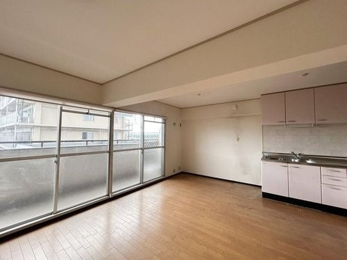 コスモハイツ守口　4階の居間・リビング