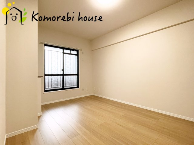 プロムナード大宮春野B-4番館の寝室|広くて明るい寝室