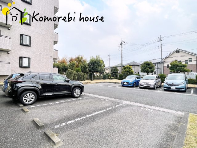 プロムナード大宮春野B-4番館の駐車場|カースペースがあります