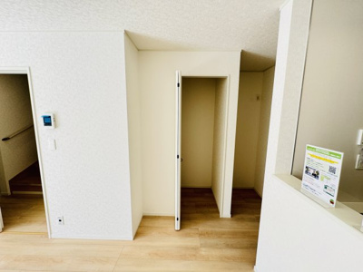 【居間・リビング】 | 葛飾区西水元６丁目新築戸建【幸田小学校：6分】 | リビング収納スペース