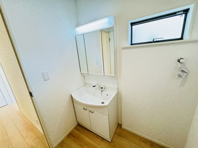 【独立洗面台】 | 葛飾区西水元６丁目新築戸建【幸田小学校：6分】 | シャワーヘッド付き三面鏡洗面化粧台