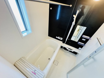 【浴室】 | 葛飾区西水元６丁目新築戸建【幸田小学校：6分】 | 手元で水流切り替えシャワーヘッド・足を伸ばせる広々浴槽で毎日リラックス♪