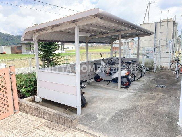 シャンド・フルーレａｉのその他|屋根付きの駐輪場は無料で使用ＯＫ( ^^)