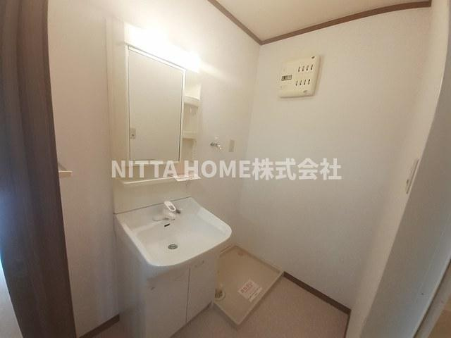 シャンド・フルーレａｉの洗面所|シャワー付き洗面台に室内洗濯機置場があります＊