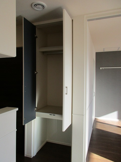 Ｖｉｌｌａ　Ｂｌａｎｃｈｅ　ヴィラブランシェの居間・リビング|★ペット専用スペース（収納下）★