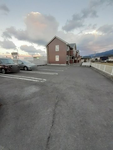 アブニ－ル　Ｓａｄａｏｋａの駐車場