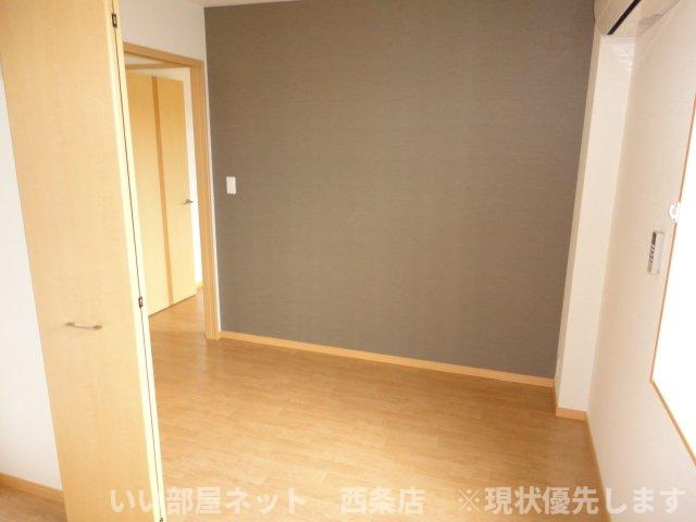 レジデンス萩生の内装|洋室　アクセントクロス