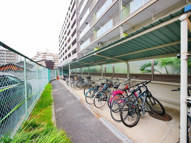 エクセルハイツ奈良のその他共用部分|共用の屋根付き駐輪場です