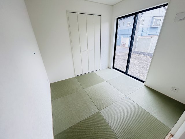新築　桐生市広沢町第18　クレイドルガーデン　１号棟の和室|現地写真　リビング隣の和室はお子様の遊び部屋としてもちょうどいいですね♪							
					
