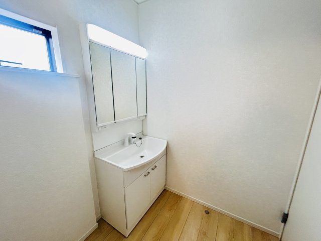 新築　桐生市広沢町第18　クレイドルガーデン　１号棟の独立洗面台|現地写真　シャワー付きの洗面台は忙しい朝でも身支度を整えるのにとても便利◎							
